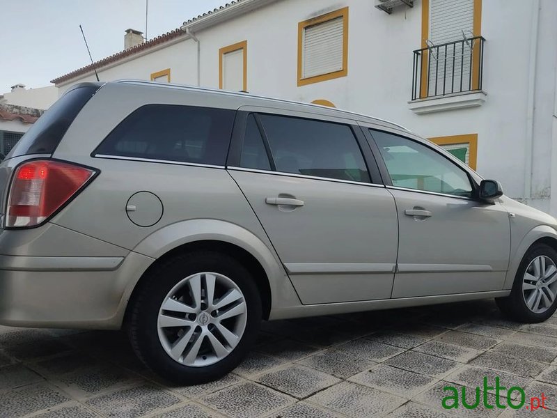 2008' Opel Astra Caravan photo #1