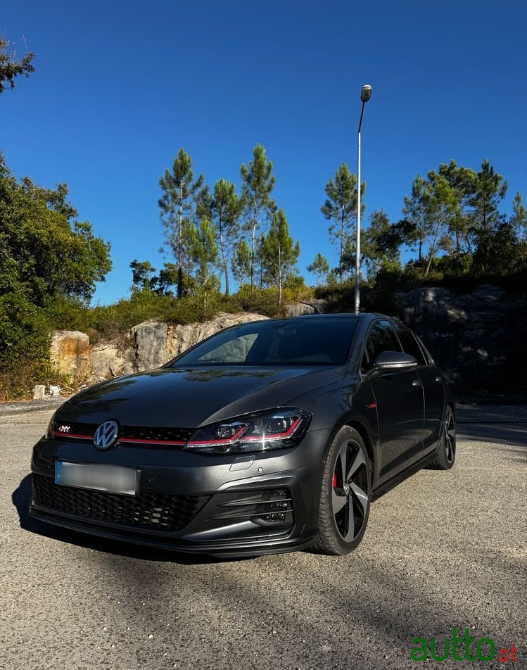 2019' Volkswagen Golf photo #3