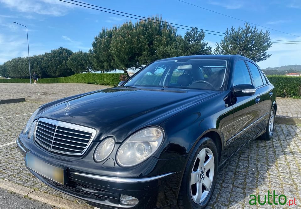 2002' Mercedes-Benz E-220 photo #3