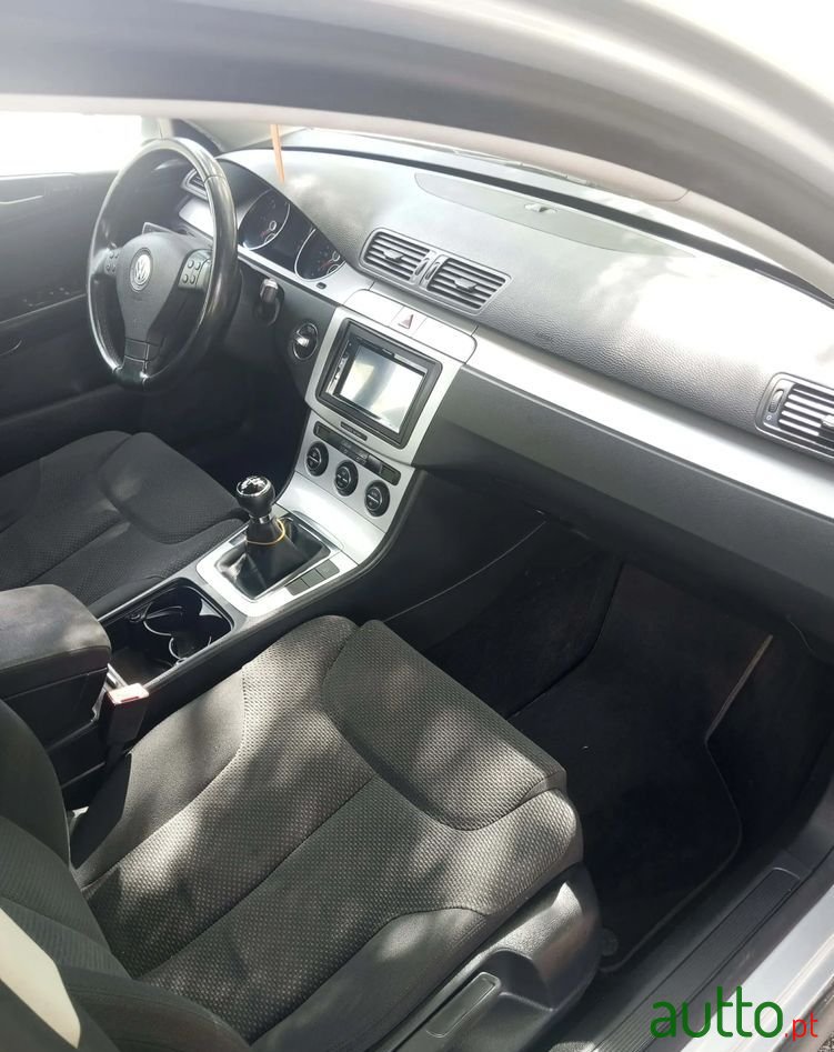 2009' Volkswagen Passat photo #2