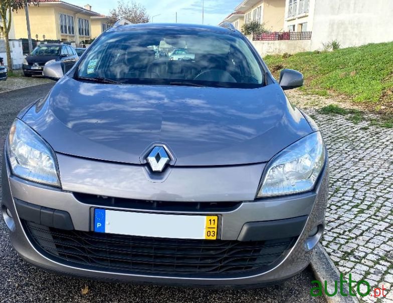 2011' Renault Megane Sport Tourer photo #3
