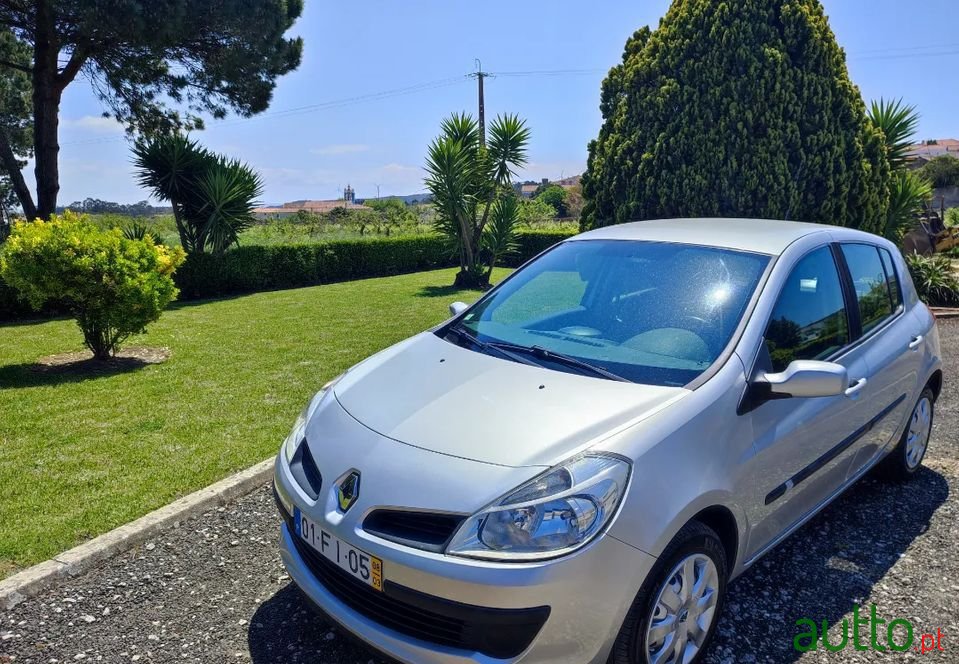 2008' Renault Clio photo #4