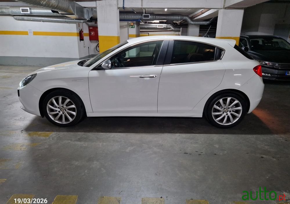 2011' Alfa Romeo Giulietta photo #6