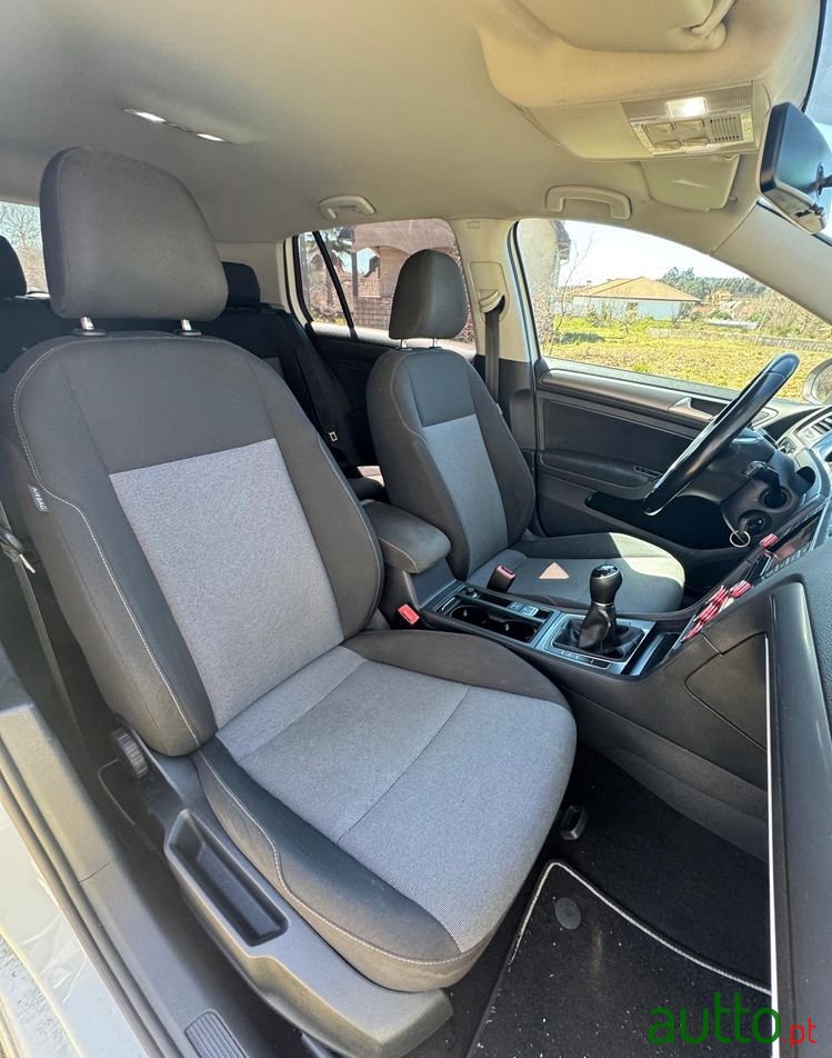 2015' Volkswagen Golf photo #3