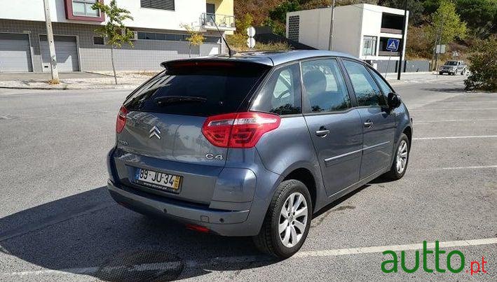 2010' Citroen C4 Picasso photo #3