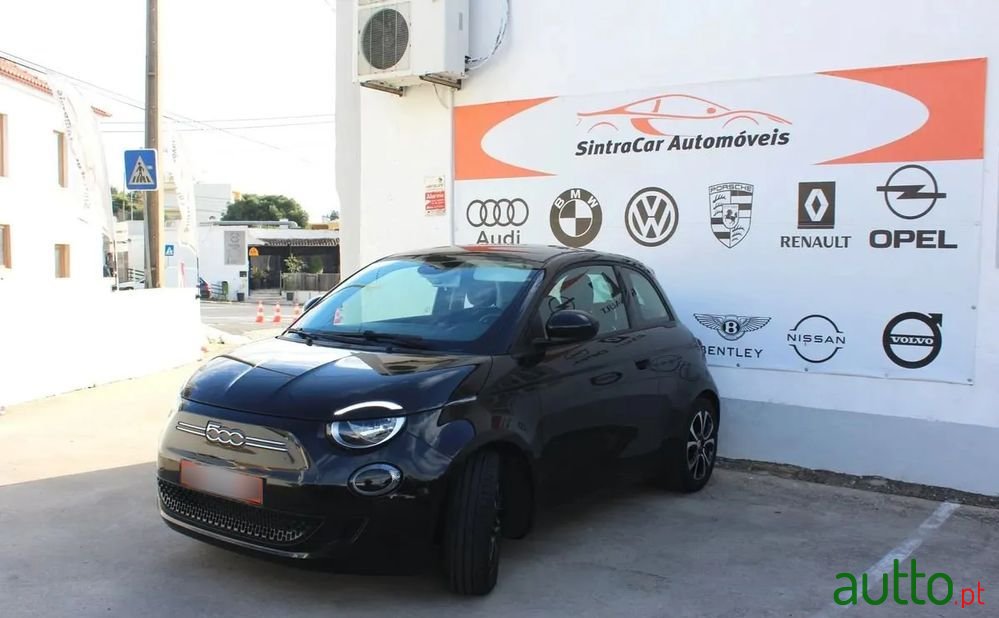 2022' Fiat 500e Action photo #3