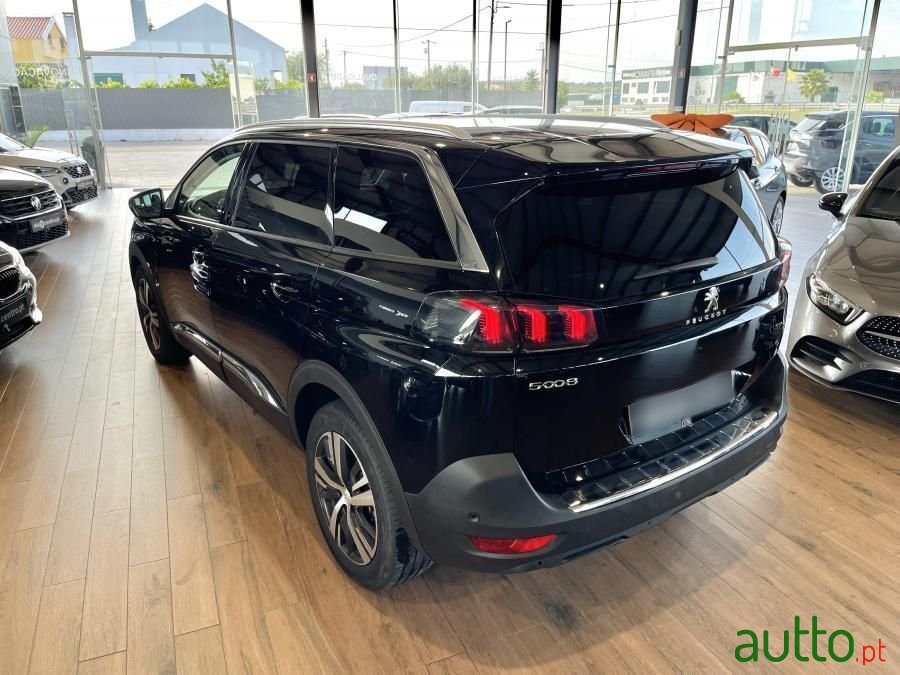 2022' Peugeot 5008 photo #2