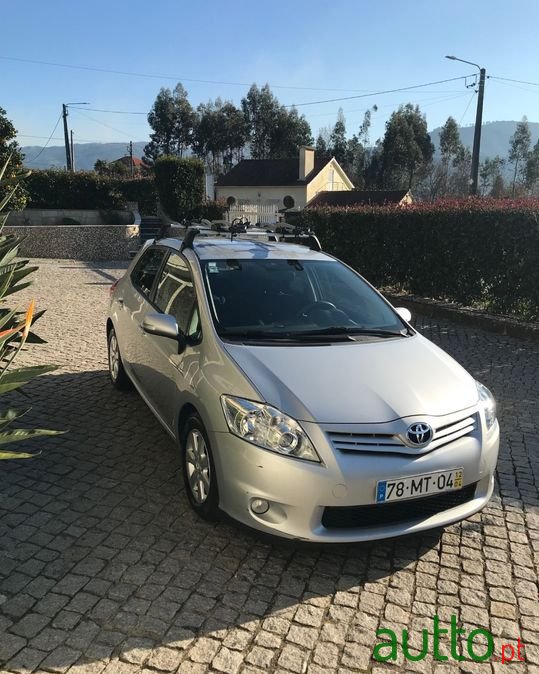 2012' Toyota Auris photo #1