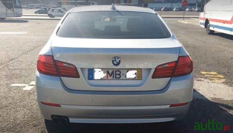 2011' BMW 520 Gran Turismo photo #2