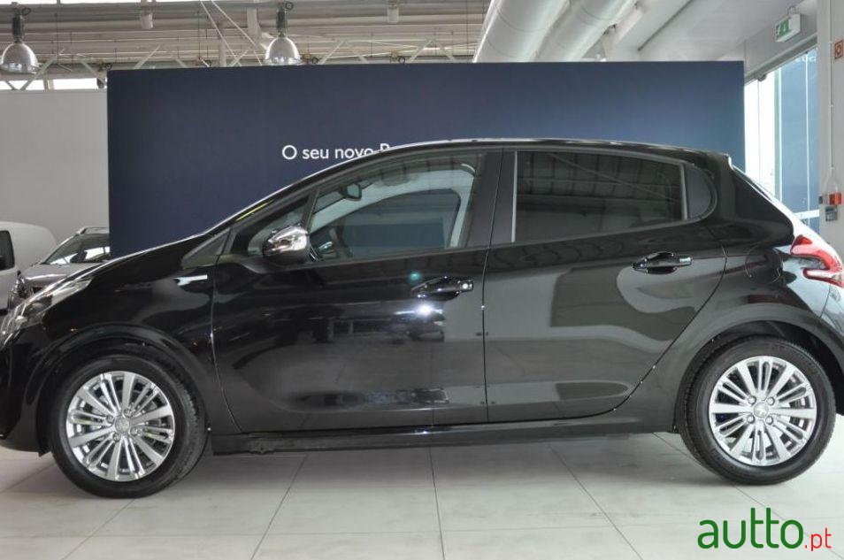 2017' Peugeot 208 Style 1.2 Puretech 82 Cvm5 photo #2