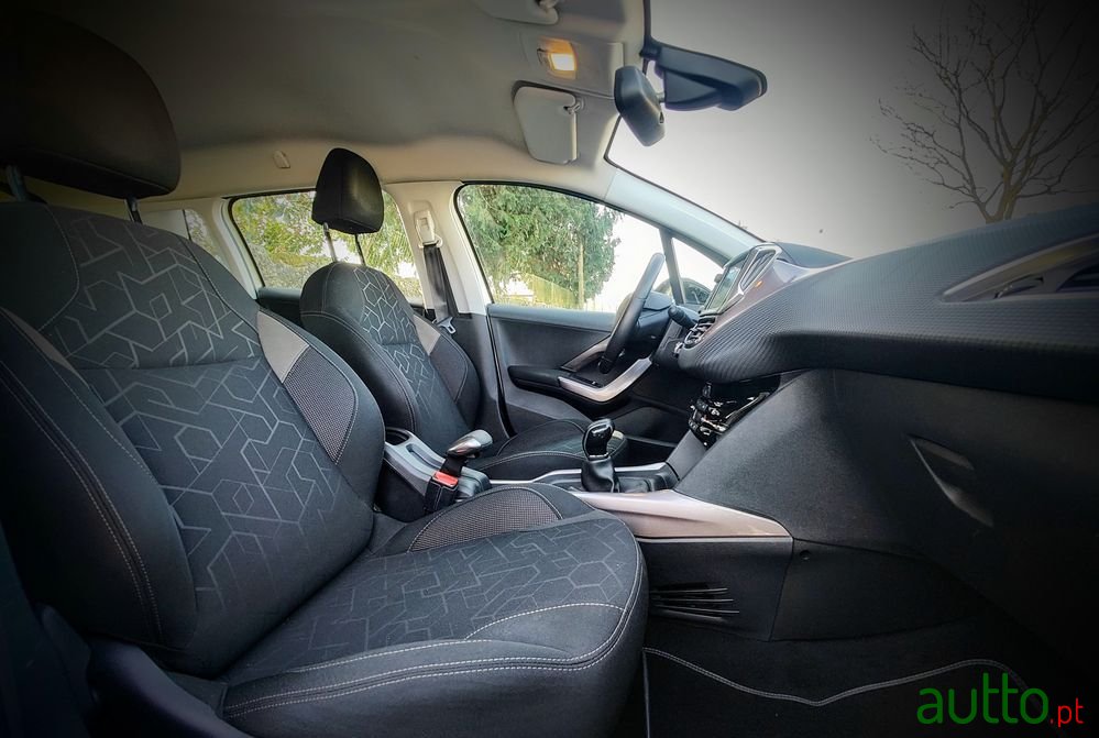 2014' Peugeot 2008 photo #6