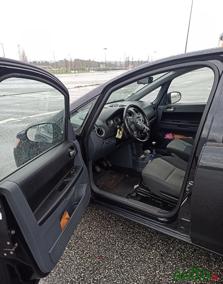 2011' Mitsubishi Colt photo #6