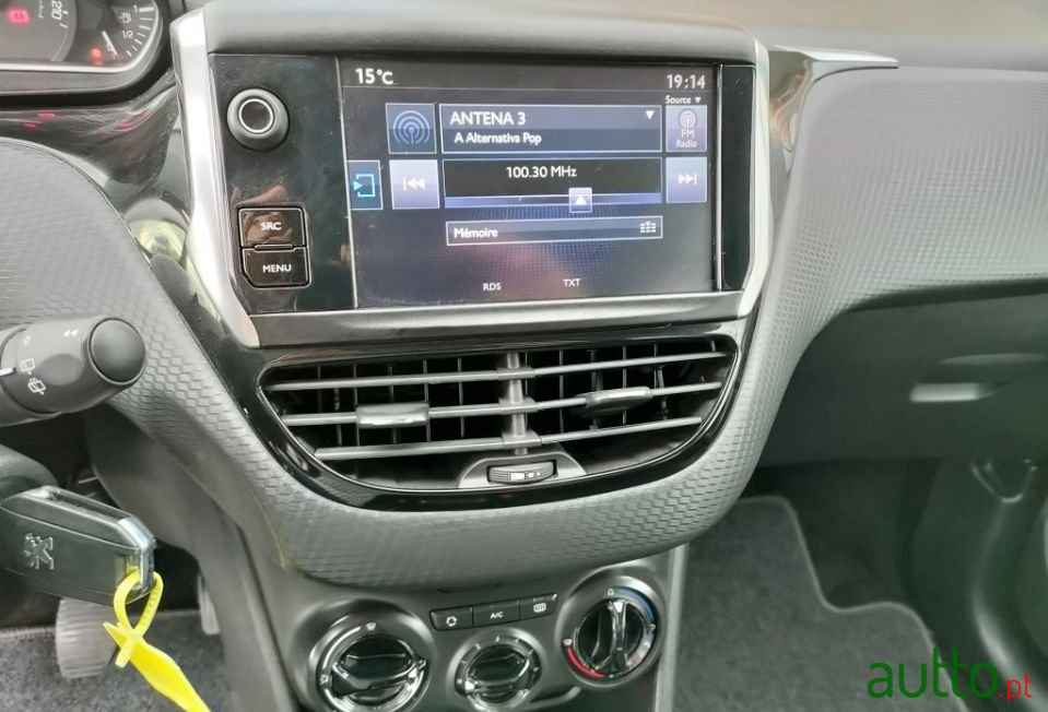 2016' Peugeot 2008 photo #6