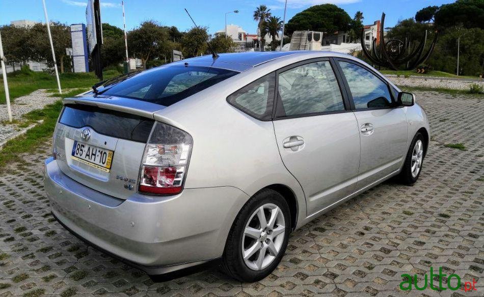 2005' Toyota Prius photo #2