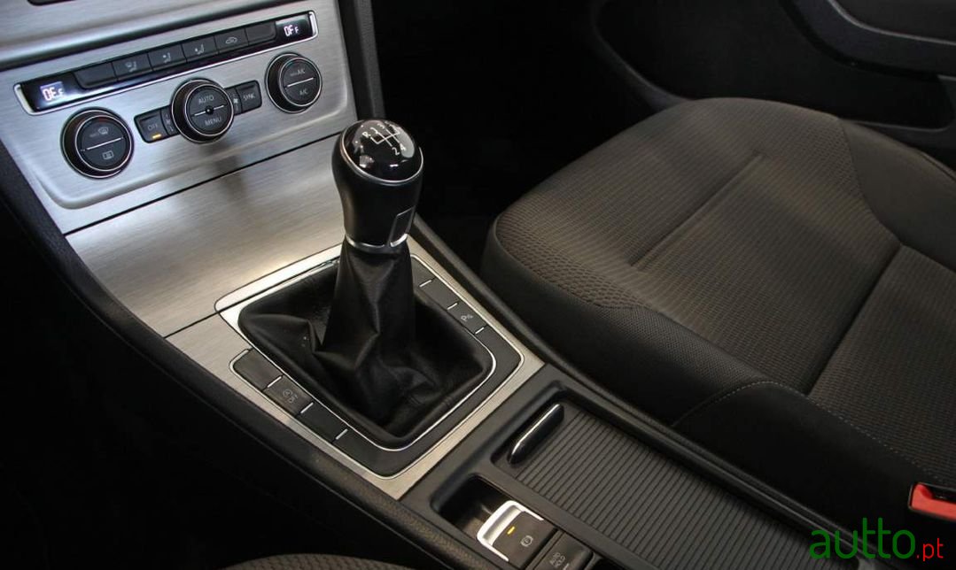 2017' Volkswagen Golf photo #3