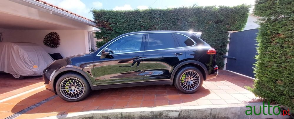 2015' Porsche Cayenne S Hybrid photo #1