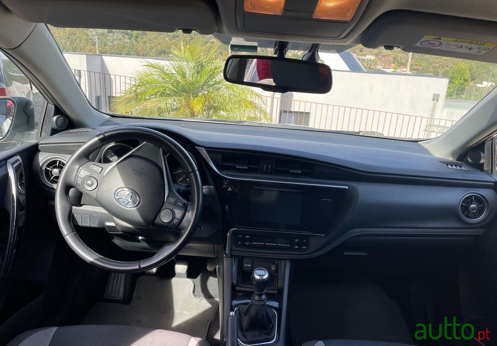 2015' Toyota Auris photo #5