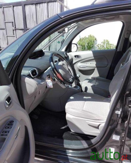 2010' Citroen C3 Picasso photo #4