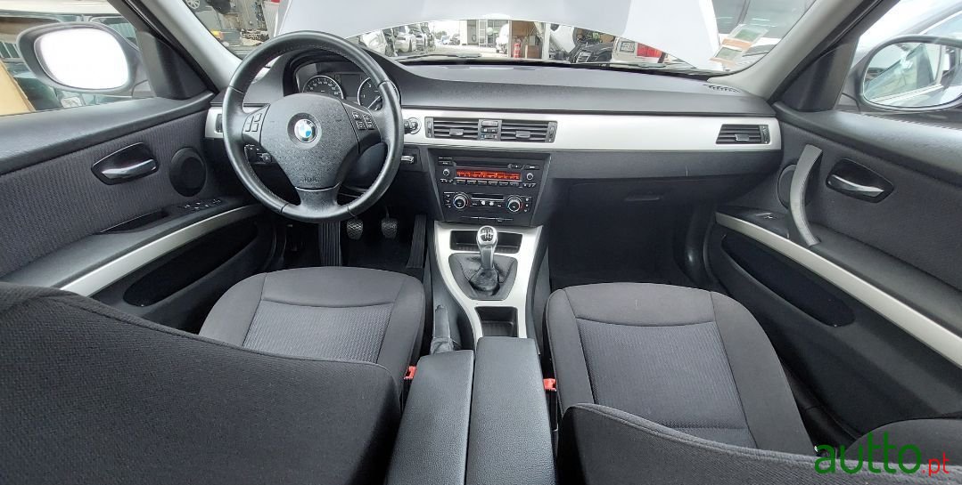 2010' BMW 318 photo #5