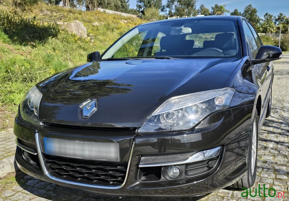 2011' Renault Laguna photo #1