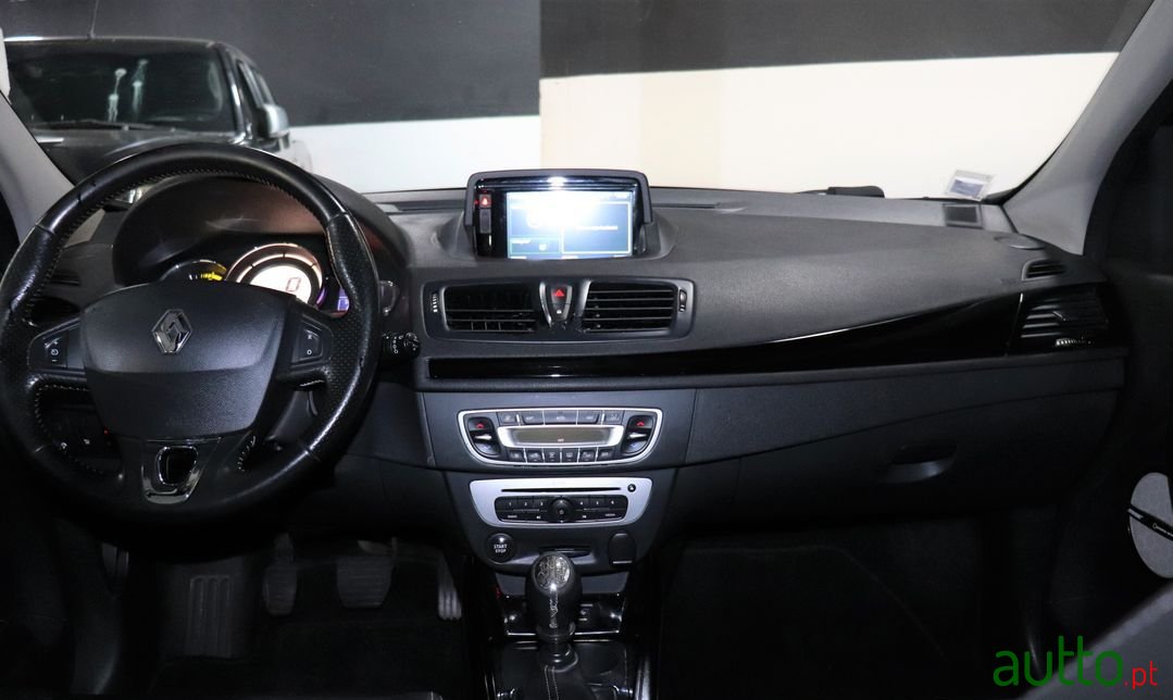 2015' Renault Megane Sport Tourer photo #5