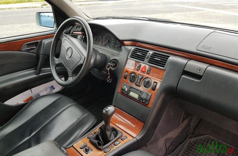 1999' Mercedes-Benz E-220 Cdi photo #4