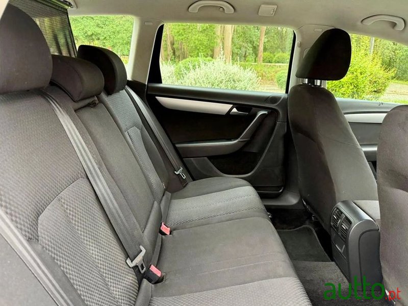 2011' Volkswagen Passat Variant photo #6