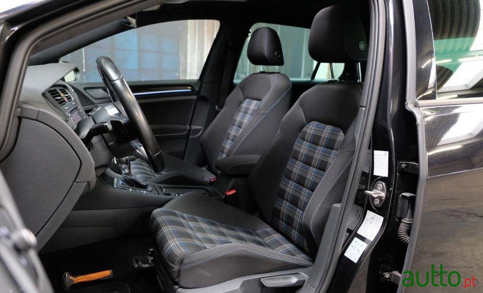 2015' Volkswagen Golf photo #1