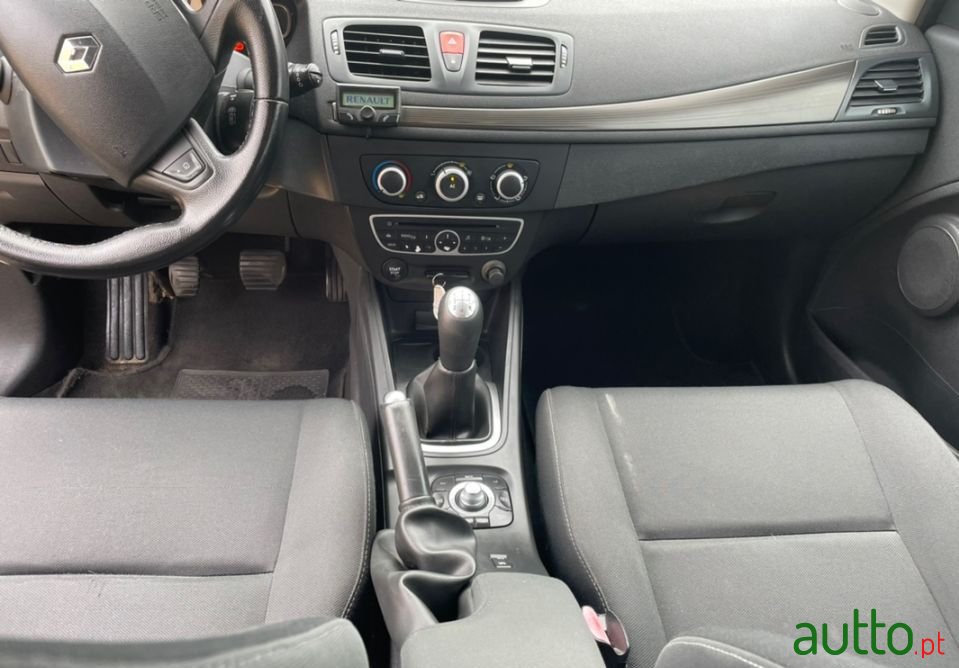 2011' Renault Megane Sport Tourer photo #4