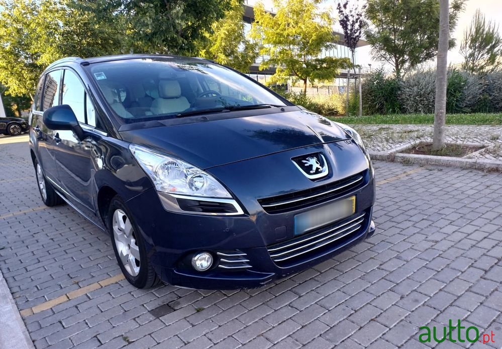 2012' Peugeot 5008 photo #1