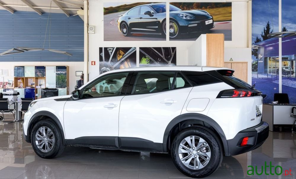 2023' Peugeot 2008 photo #3