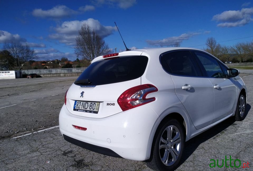 2012' Peugeot 208 photo #3