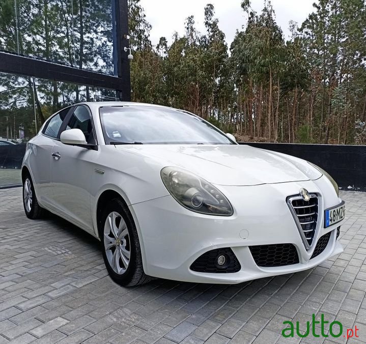 2012' Alfa Romeo Giulietta photo #4