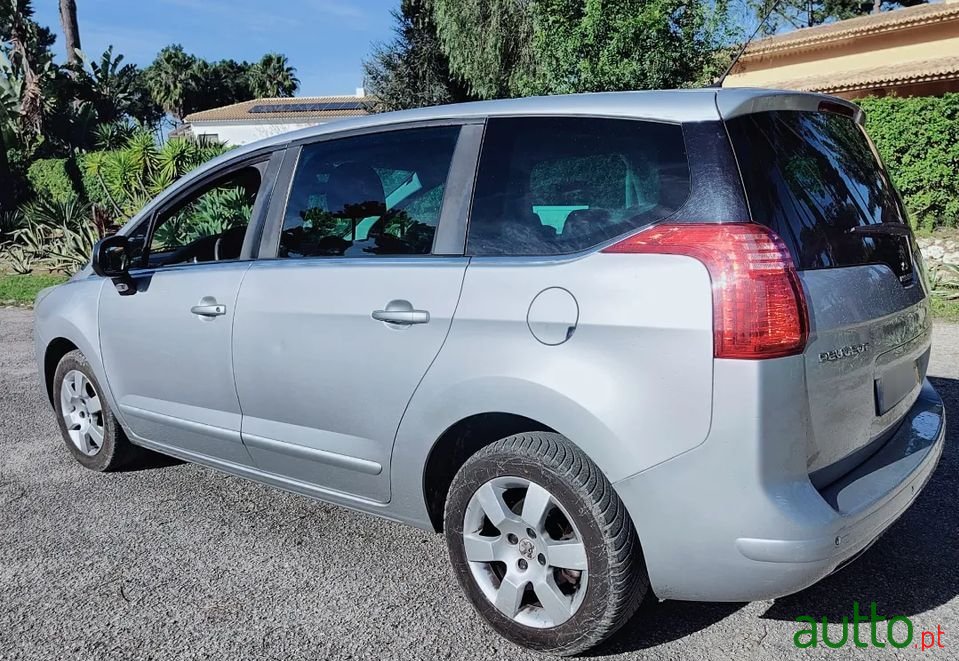 2013' Peugeot 5008 photo #2
