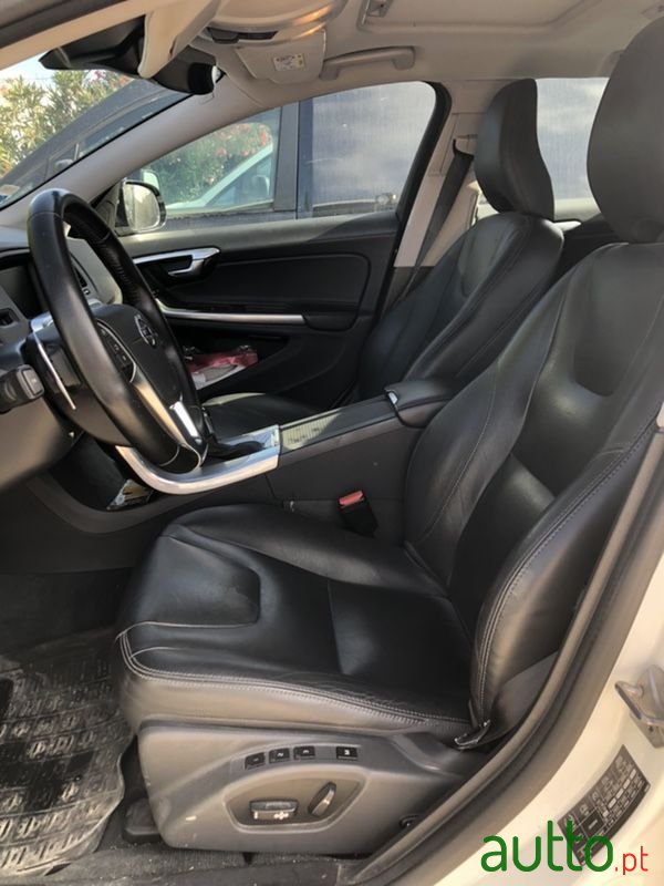 2017' Volvo V60 Cross Country photo #5