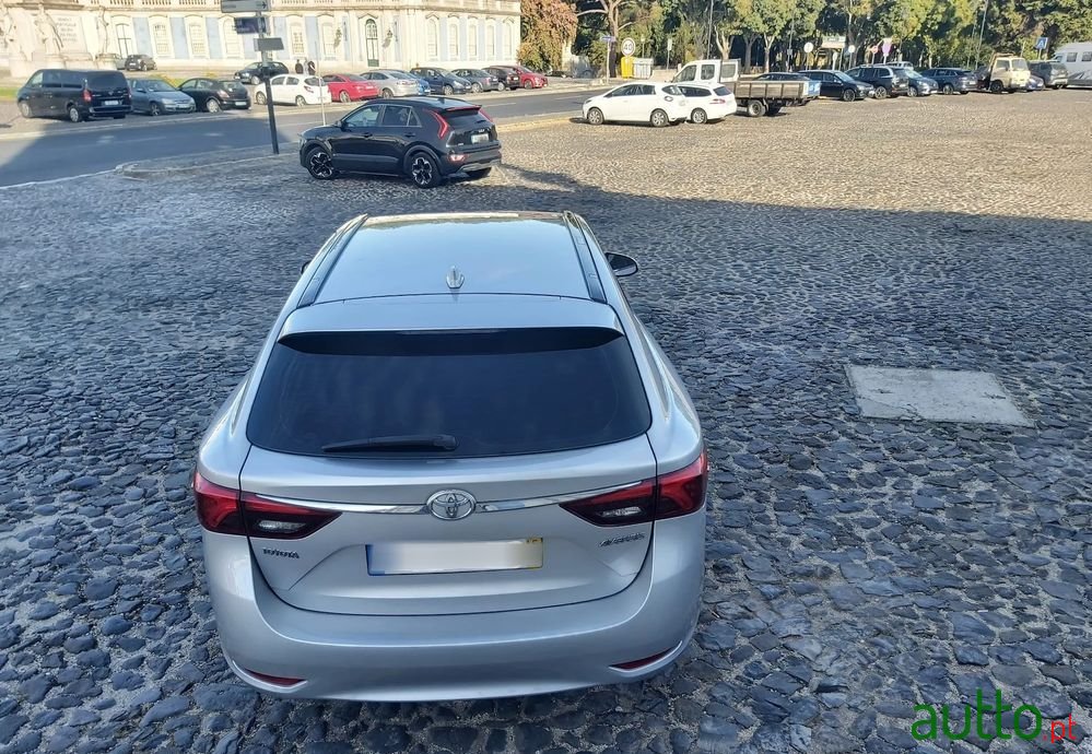 2015' Toyota Avensis Touring Sports photo #5