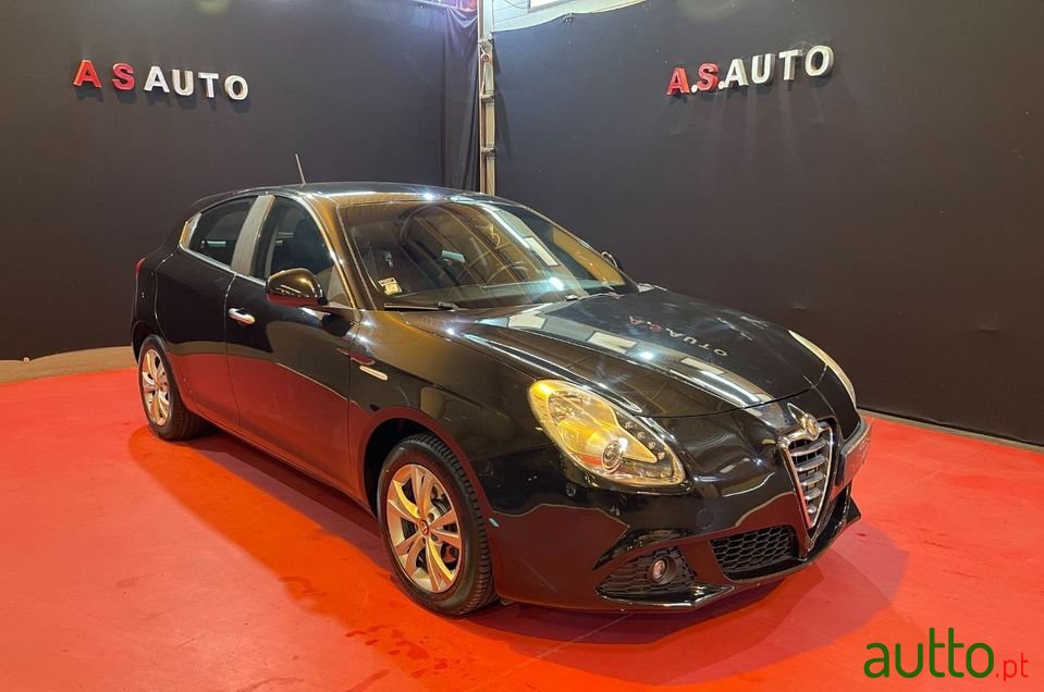 2012' Alfa Romeo Giulietta photo #1