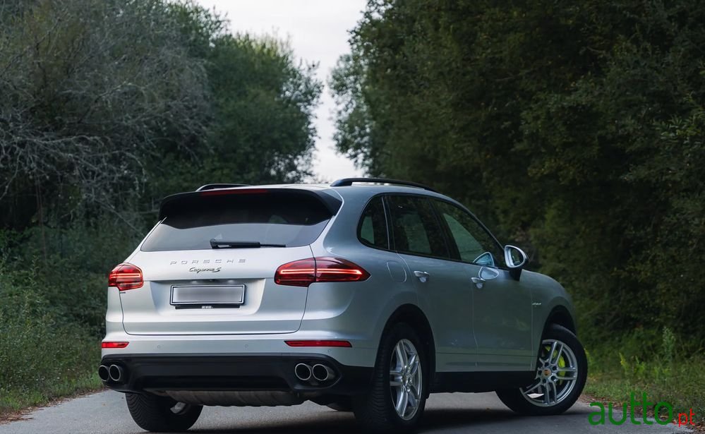 2015' Porsche Cayenne S E-Hybrid photo #5