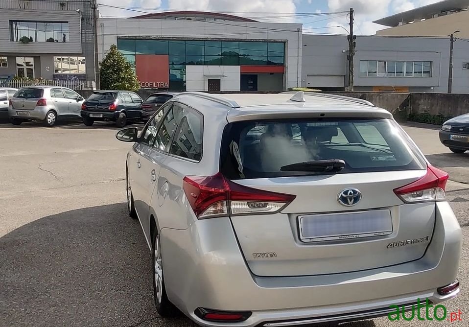 2012' Toyota Auris photo #3