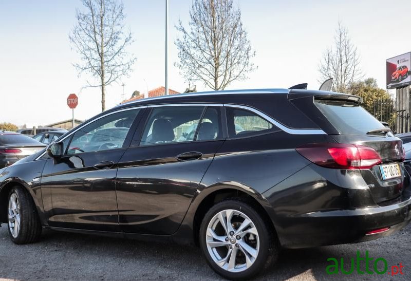 2018' Opel Astra Sports Tourer photo #2