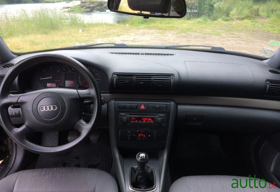 2001' Audi A4 Avant photo #3