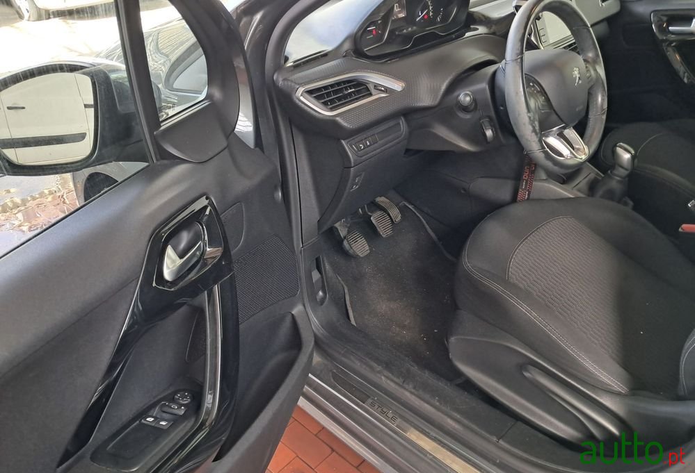 2017' Peugeot 208 photo #3