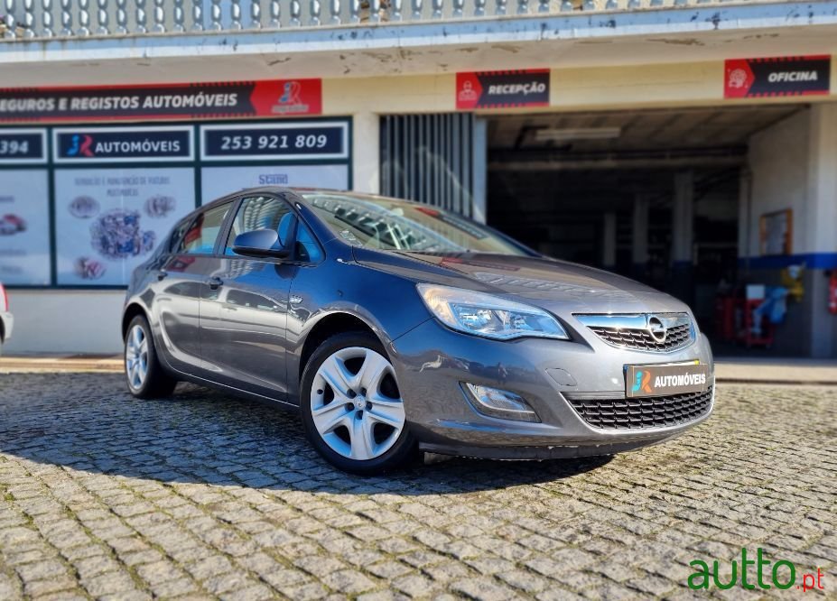 2012' Opel Astra photo #1