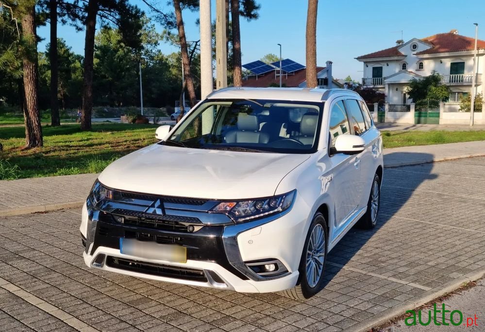 2019' Mitsubishi Outlander 2.4 Phev Ice Edition photo #1