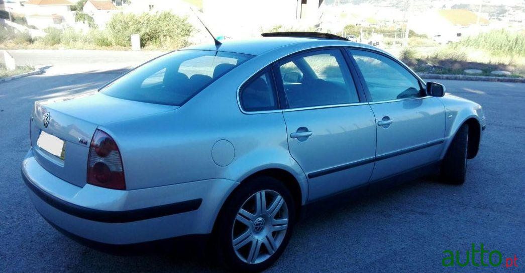 2001' Volkswagen Passat photo #2