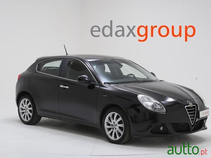 2013' Alfa Romeo Giulietta photo #1