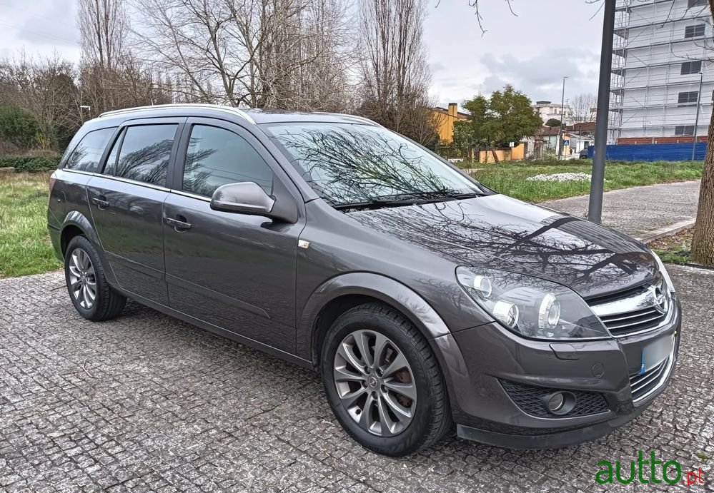 2010' Opel Astra Caravan photo #5