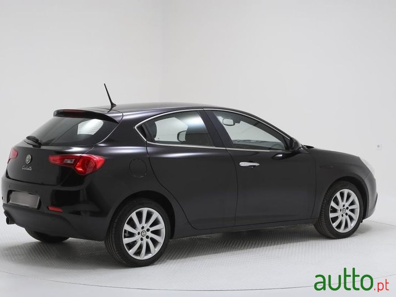 2013' Alfa Romeo Giulietta photo #3