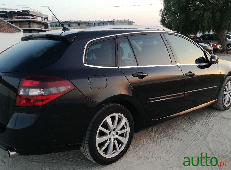 2011' Renault Laguna Break photo #3