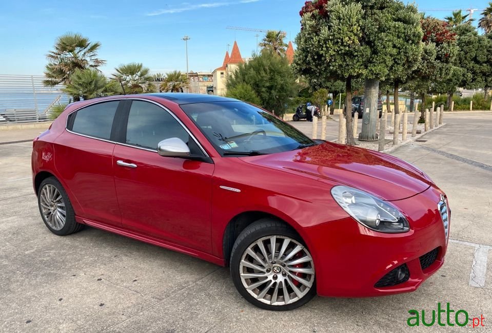 2011' Alfa Romeo Giulietta photo #2
